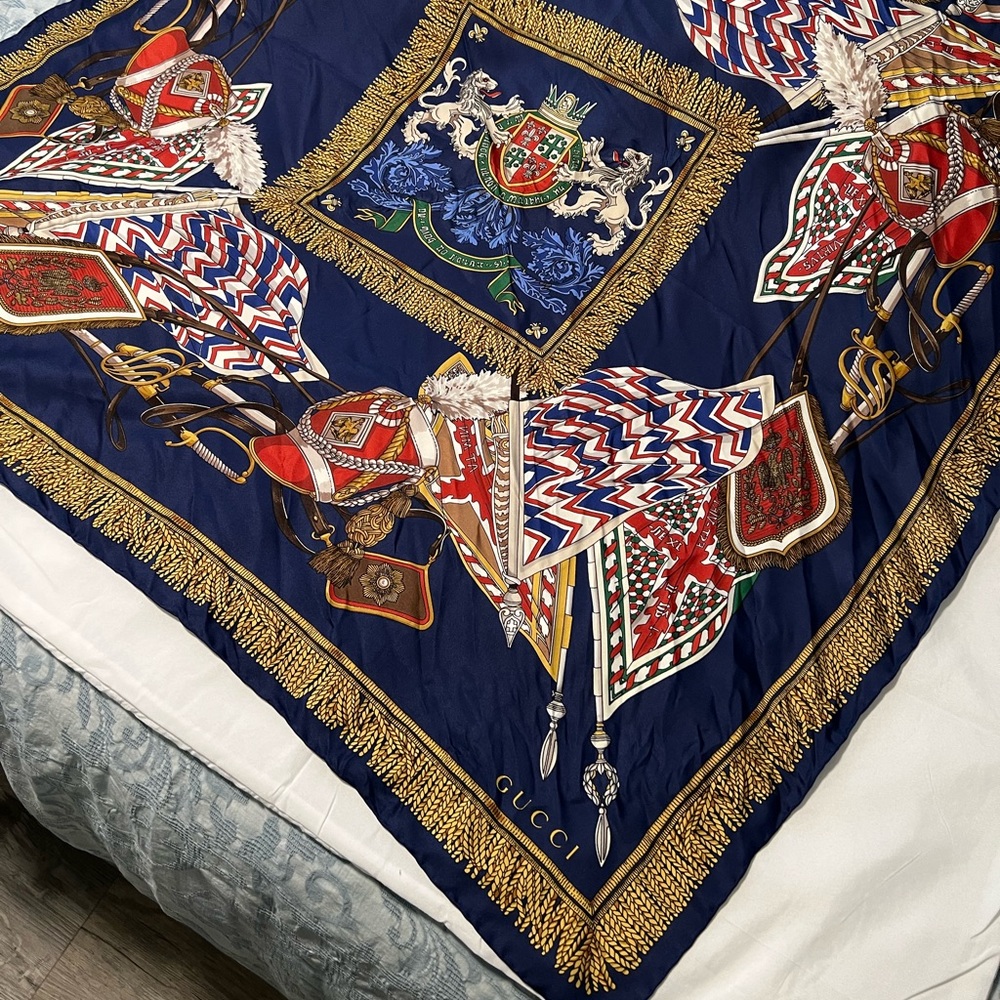 Gucci Royal Scarf - Picture 4 of 7
